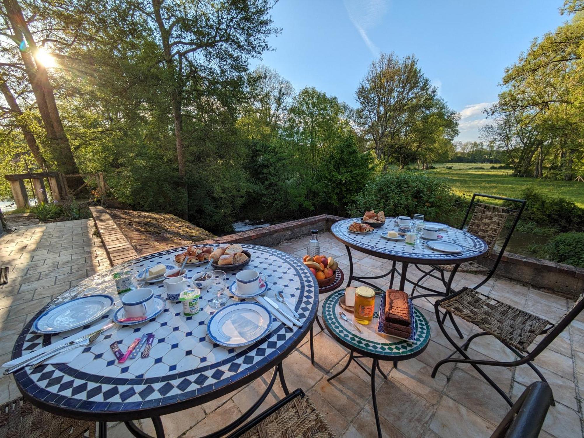 Le Moulin Grenon Bed & Breakfast Mezilles Bagian luar foto
